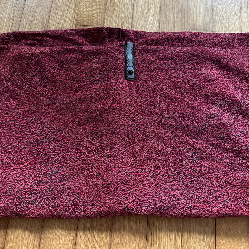 Lululemon Convertible Infinity Scarf Red & Black.